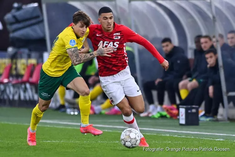 AZ wint met tien man van Fortuna Sittard en houdt druk op PSV