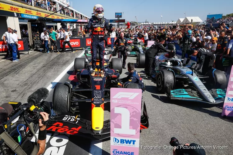 Verstappen profiteert optimaal van fout Leclerc en wint GP Frankrijk